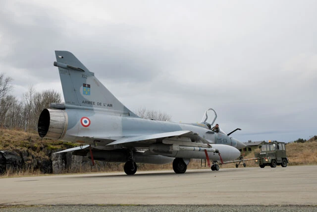 フランスから供与されたミラージュ2000-5は森の中にひっそりと隠され、獲物を待つ(写真:柿谷哲也)