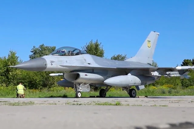 F16 MLUも、こんな草原の中の極秘滑走路に忍び、獲物を狙う(写真:ウクライナ大統領府)