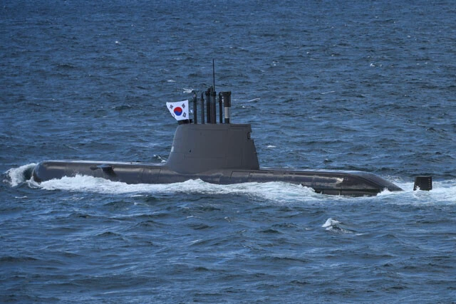 韓国海軍ディーゼル潜水艦ソンウォンイル全長1650m、1700t、水中速力20kt、ドイツの輸出用潜水艦214型を韓国で製造
