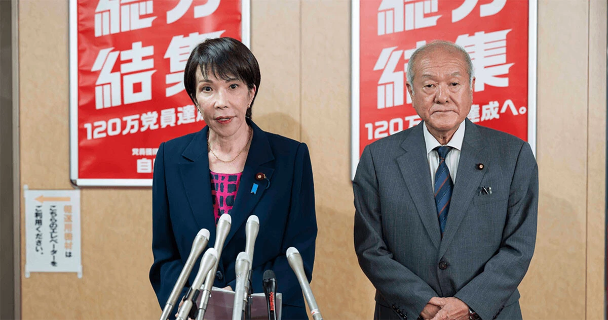 公明党との党首会談で連立解消が決定的となった後、神妙な面持ちで記者団の取材に応じる高市早苗総裁(左)と鈴木俊一幹事長