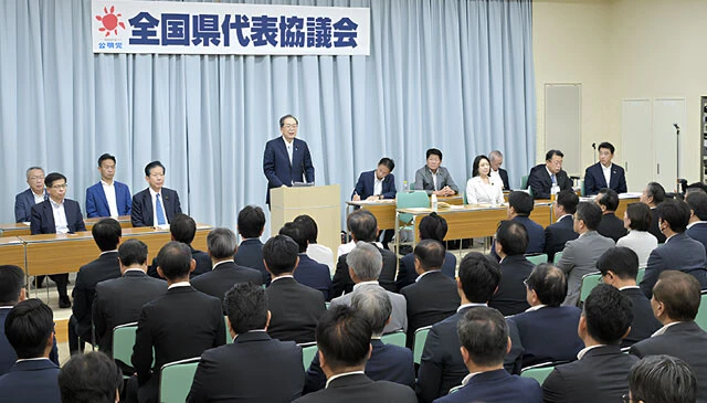 公明党との党首会談で連立解消が決定的となった後、神妙な面持ちで記者団の取材に応じる高市早苗総裁（左）と鈴木俊一幹事長
