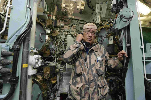 魚雷発射管室から、発令所に「魚雷発射、準備良し」と伝えるシーンをひとりで演じるコミネ。一度、やってみたかった