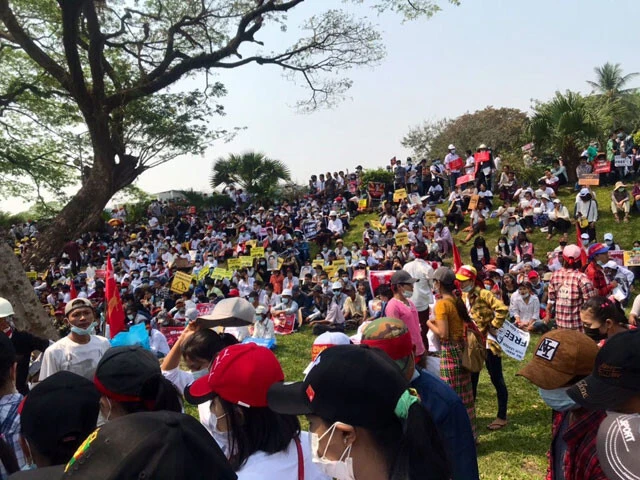 2月22日、ヤンゴンの湖畔の土手にぎっしり座って抗議の声を上げていた市民たち。撃たれた時に血の色が見えるよう、白い服を着た人が多かった（撮影：西方ちひろ）