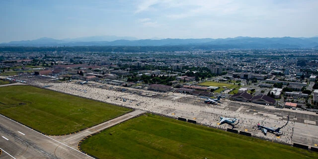 東京西部から山梨・長野・静岡など1都9県に及ぶ「横田空域」は、米軍横田基地(写真)が航空管制を担う。日本の航空機でも米軍の許可が必要な現実は日米の不均衡な関係を象徴している(写真:在日米空軍横田基地公式X)