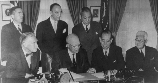 1960年の安保条約調印が現在の不均衡な日米関係の出発点とされる。調印に際して行なわれた会談の写真。右から2人目は岸信介首相、3人目はアイゼンハワー米大統領(共に当時)
