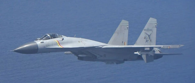 レーダー照射した中国の艦上戦闘機J-15。J-15は旧ソ連機を基に開発された中国初の本格的な艦載戦闘機で、主に空母周辺の空域制圧を担う