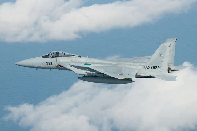 照射された航空自衛隊の主力戦闘機F-15J。F-15Jは、高いレーダー性能で日本の防空任務の要を担ってきた