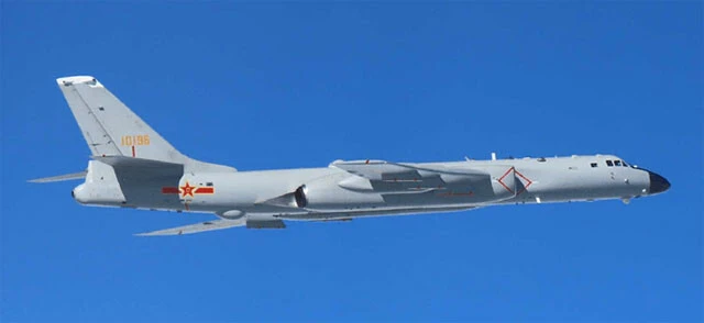 中国空軍の中距離爆撃機H-6。旧ソ連製Tu-16をベースに改良が重ねられ、近年は対艦・対地巡航ミサイルを搭載可能とされる