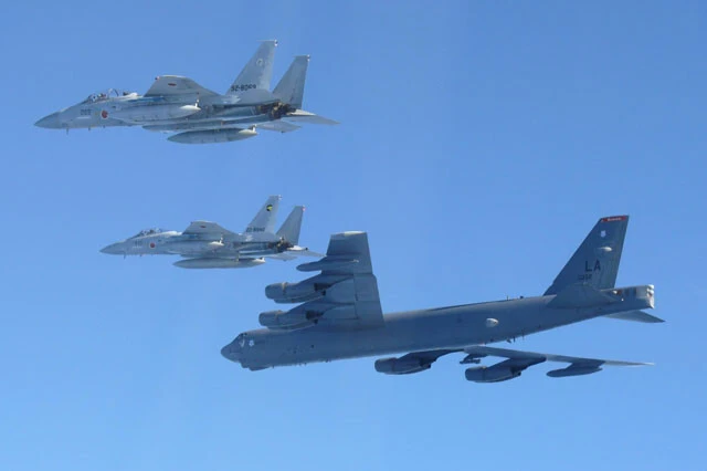 中露の爆撃機の飛来に対し、米空軍のB-52戦略爆撃機と、空自戦闘機F-15、F-35が共同飛行訓練を実施。第1列島線を巡る抑止的なメッセージと受け止められている