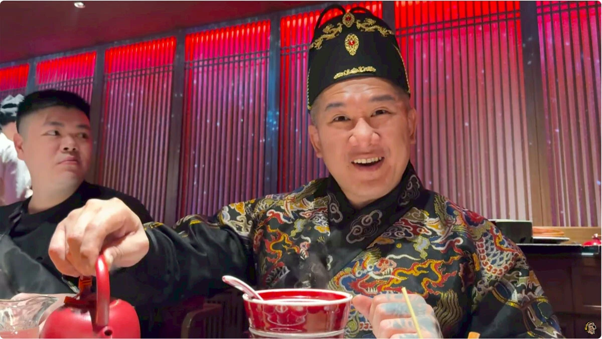 上海市内のレストランで漢服に身を包み、宮廷料理を楽しむ館長