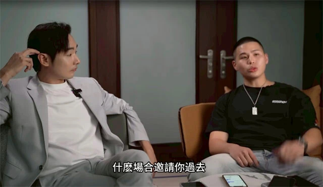 反共インフルエンサーの八炯氏(左)と陳柏源氏