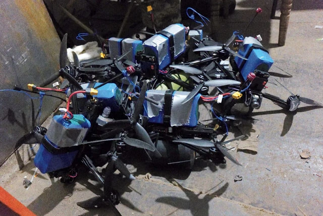 実際に飛ばしたFPVドローン。青い部分がバッテリー。ドローンの下部に爆弾が搭載されているため、地下室内は火気厳禁。コンロが使えないため、ドローン部隊はフランス軍などのレーション(戦闘糧食)を冷たいまま食べていた