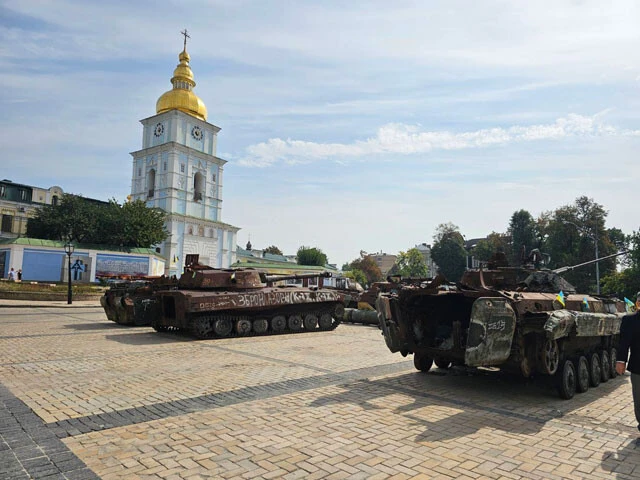 キーウのとある広場には、破壊された露軍戦車、歩兵戦闘車が陳列されている