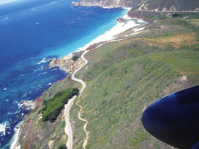 「ヘリから見る海はきれいでしたね。下の道路を走るクルマから手を振られて、振り返したのを覚えています。そしたら向こうも見えたみたいで喜んでいました」（サイトウ曹長）