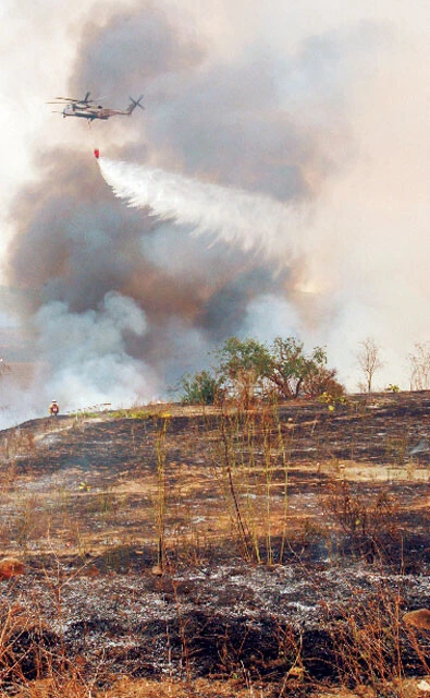 カリフォルニア州南部で起きた火災において、米海兵隊のCH-53が補給した水を使って消火に当たっている様子（撮影／Cpl. Nathaniel Sapp）