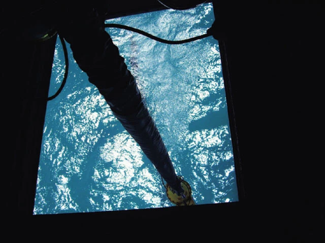 サンフランシスコ北部の海まで行って水をくむ。バンビバケットの栓の操作は同乗していたクルーチーフの仕事。水をくんだら20～30分かけて火災現場へ向かう。これを何度も繰り返す