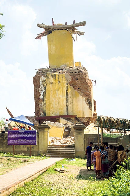 【震災後】もともと傾いていたが、今回の地震で外壁の意匠も見る影もない姿に。この写真を撮影した4月18日、ヤンゴンから来た救助隊によって瓦解した塔のがれきの下からふたりの遺体が発見された