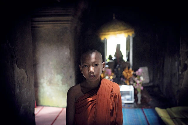 プレアビヒア寺院の中で祈っていたカンボジア人の若い僧侶