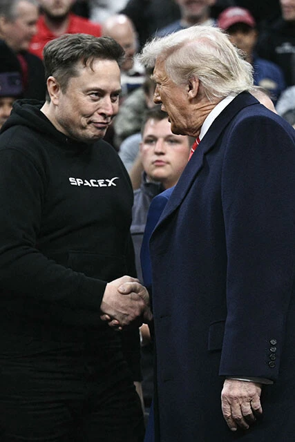イーロン・マスク（左）とトランプ大統領。蜜月から一転、繰り広げられる激しい舌戦。カギを握るのはトランプ政権内の機密情報――