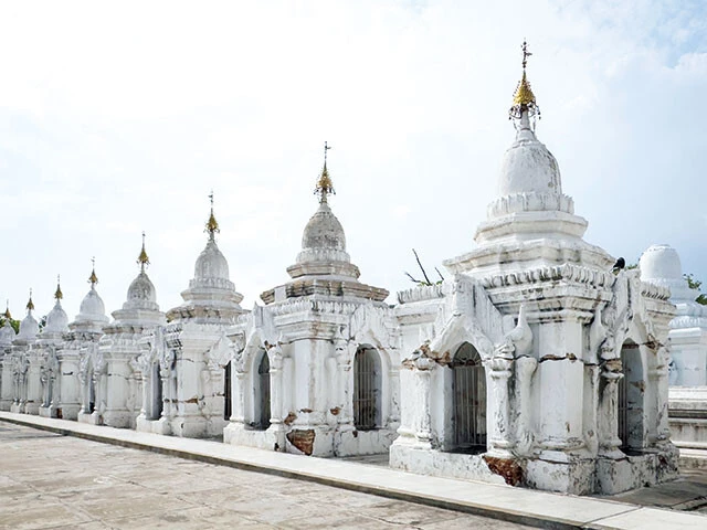 【震災後】今回の地震で小仏塔のほとんどが被害を受けた。ただ、内部の石板は無事だった
