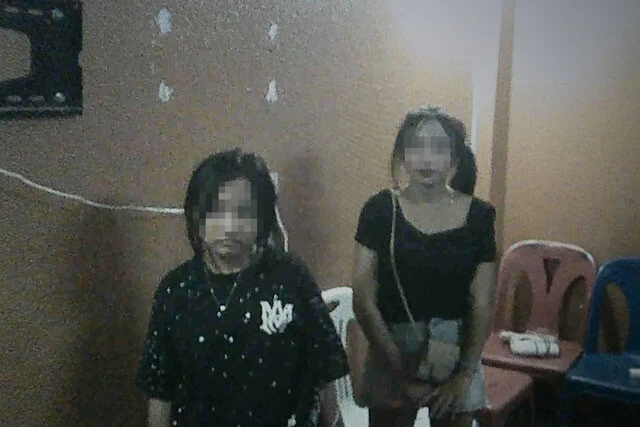 左の子は9歳だという。ホテルXに集った女性たちの中でも、おそらく最も若い