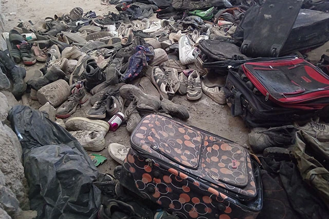 まるで生き物を閉じ込めて共食いさせる呪術「蟲毒（こどく）」のように、若者たちが殺し合いをさせられた農場。現場には犠牲者たちの遺留品が散乱していた　©Buscadores de Jalisco