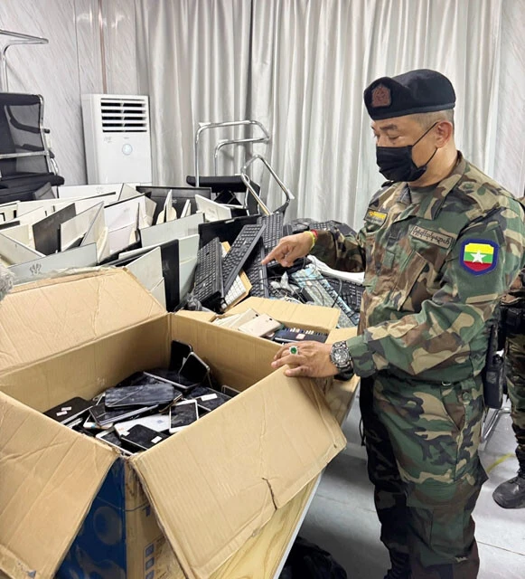 ミャンマー詐欺拠点からの押収物について、説明するミャンマー少数民族武装勢力の幹部