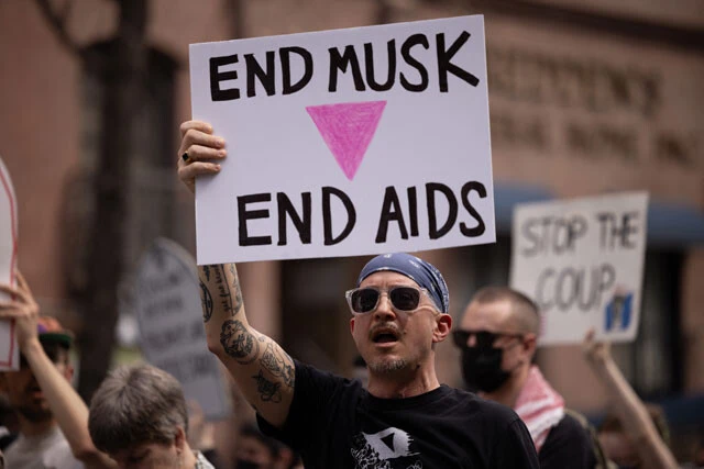 イーロン・マスクが、エイズ対策を行なってきたUSAIDを閉鎖させたことで、米ニューヨークでデモが起きた。「マスクも、エイズも終わらせよう」と書いてある