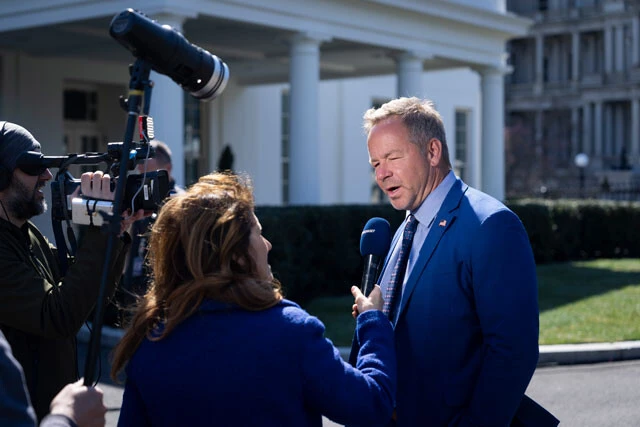 リベラルメディアがホワイトハウスから締め出される中、保守系メディアの有名記者ブライアン・グレン氏などの面々が記者証を得て最前列に座るなど、メディアの選別が進んでいる