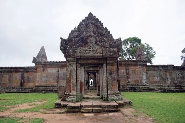 9世紀頃に建設された「プレアビヒア寺院」はアンコールワットよりも古い世界遺産として知られている