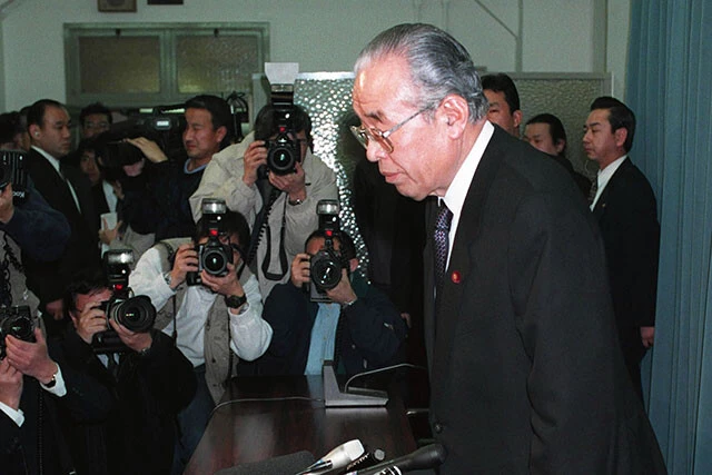 1998年に大蔵省職員らが銀行からノーパンしゃぶしゃぶ店で接待を受けていたことが発覚。三塚博大蔵大臣（写真）が引責辞任した