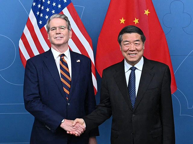 7月末の米中経済貿易協議で握手するベッセント財務長官（左）と何立峰副総理（右）。米中の交渉はまだまとまる気配がない