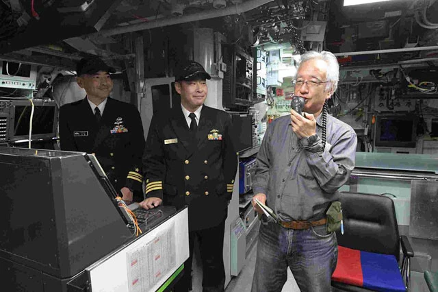 潜水艦「とうりゅう」取材時に、伊藤和典艦長（当時）の許可を得て、1MCマイクで艦内放送を担当。まさに『沈黙の艦隊』の海江田艦長の気分。だが、艦長は、「了解」と「待て」しか、言わないらしい。「『それが理想である』と言い切れるところに潜水艦乗りの優れた統率があるといって良いのかと」(伊藤氏)
