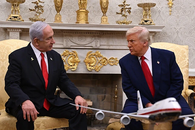 一時は「蜜月関係」ともいわれたトランプ大統領（右）とネタニヤフ首相（左）。トランプ大統領はイスラエルによるイラン攻撃を「事前に把握していた」と語っているが、イランとの緊張緩和は継続できるのか、注視されている