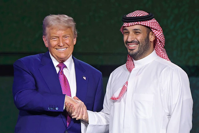 トランプ大統領と握手するサウジアラビアのムハンマド皇太子。中東の安定が自国の経済成長に直結すると考え、米イランの仲介役も買って出たとされる