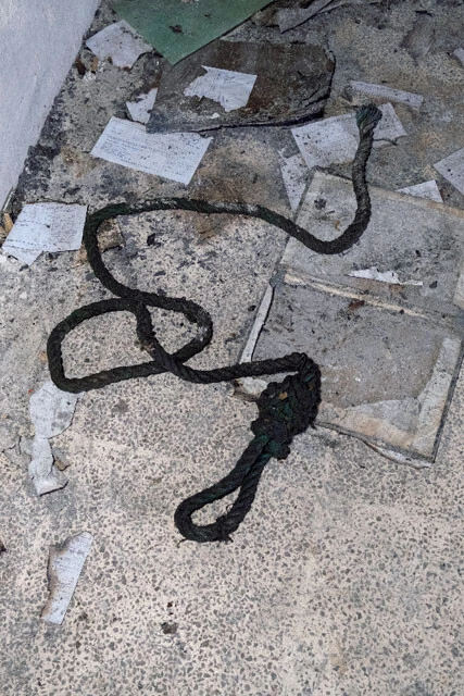 セドナヤ刑務所の敷地内に落ちていた、絞首刑に使われたとおぼしきちぎれた縄