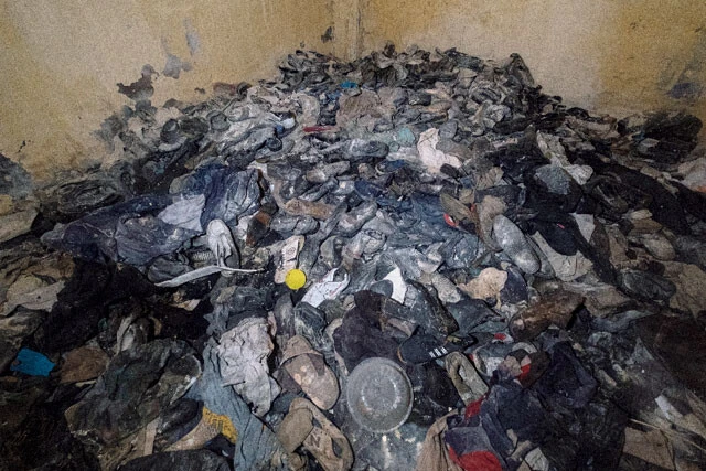 国内最大規模の収容所とされるセドナヤ刑務所の地下室には、収容者たちの靴や衣類がうずたかく積まれていた