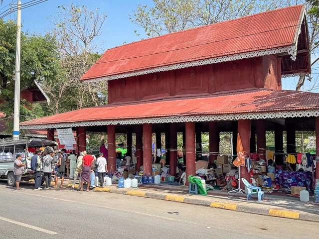 ミャンマー中部の都市・マンダレー。王宮の周りにある仏教儀礼などに使われていた建物（ザヤッ）で被災者たちは一時的に避難生活を送る