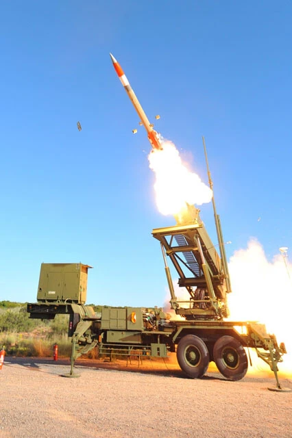 那覇空港には空自の地対空ミサイル「パトリオット」が林立し、航空脅威から沖縄本島を守る（写真・航空自衛隊）