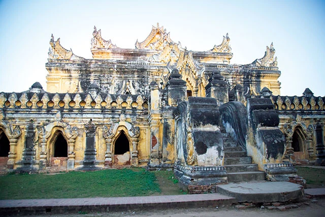 「マハーアウンミェ僧院」【震災前】14世紀から19世紀にかけて栄華を誇ったインワ王朝を代表する僧院として知られている。