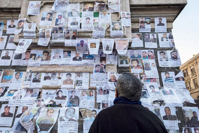 ダマスカス旧市街のマルジェ広場の塔に貼られた、行方不明者を捜す大量のビラ