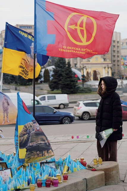 首都キーウにあるマイダン（独立広場）では、戦死者の数だけ国旗が飾られている。写真の女性はしばらくの間、そこで立ち尽くしていた