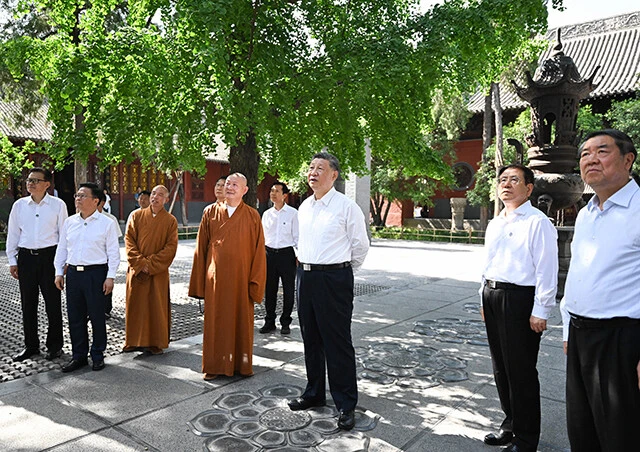 釈のスキャンダルが再浮上する2ヵ月前、白馬寺を訪れた習近平(中央)。この写真には釈の後を継いだ印楽法師の姿も(前列左から3人目)