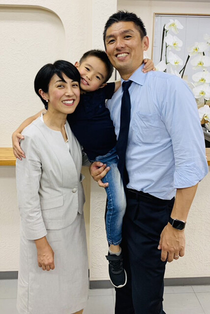 長男（中央、当時5歳）と笑顔で写る寺田氏と妻の寺田静参院議員（左）。（2019年撮影、提供／寺田学事務所）
