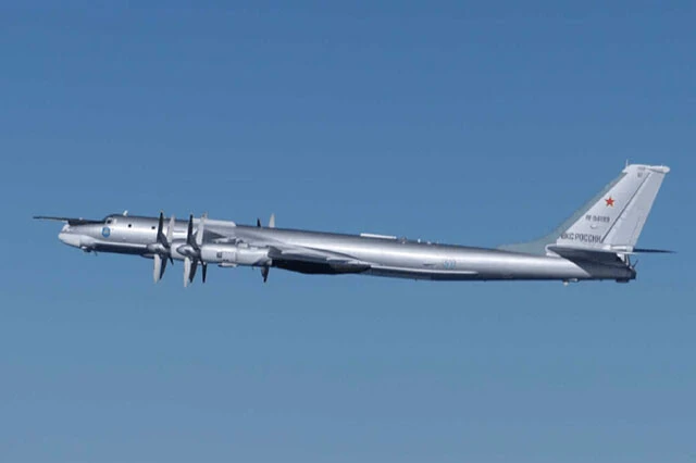 ロシア空軍の長距離戦略爆撃機Tu-95。冷戦期に開発された機体だが、現在も核・通常両用の巡航ミサイルを搭載可能な主力爆撃機として運用されている