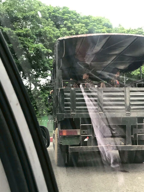 街を走り回る軍の車両からは、いつも人々に向かって銃口が向けられていた