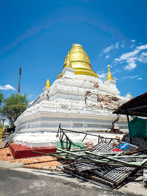 【震災後】そこには戦死した日本人の慰霊碑がいくつも建てられているが、今回の地震で仏塔上部が破損、日本人の名前が刻まれた基壇も崩壊した