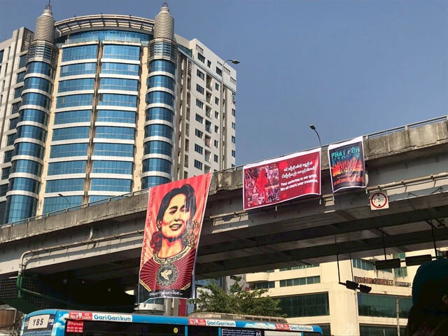 高架橋に吊るされた、民主化指導者アウンサンスーチー氏の肖像。クーデターで軍に拘束されている（撮影：西方ちひろ）