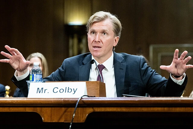 米国防次官のエルブリッジ・コルビー氏。中国を最大の脅威とし、封じ込めのため同盟国に防衛費増と自立を求める戦略は、高市政権の方針と一致する