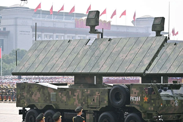 ジャミング、指揮通信、索敵、情報収集などを行なう多機能レーダーを搭載した情報作戦群の車両。こうした部隊がまとまって登場したのは今回のパレードが初とされる